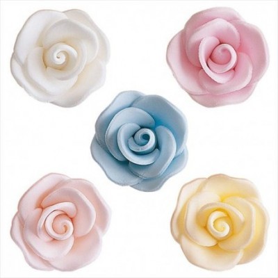 Cinco flores artificiais coloridas em formato de rosa