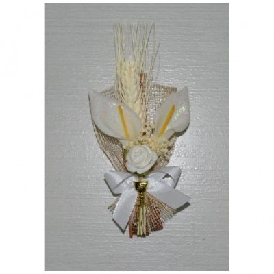 Arranjo decorativo com flores artificiais brancas, espigas de cereais, laço branco e sino dourado, fundo branco.