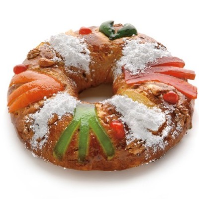 Bolo rei decorado com açúcar em pó e frutas cristalizadas