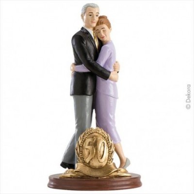 Escultura de casal abraçado com base de madeira e número 50 dourado
