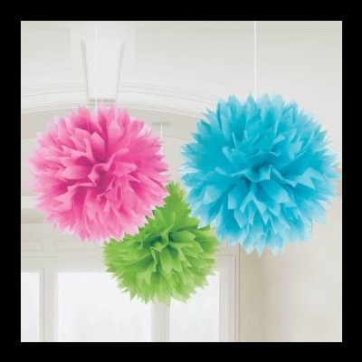 Pompons decorativos de papel em rosa, azul e verde pendurados no teto