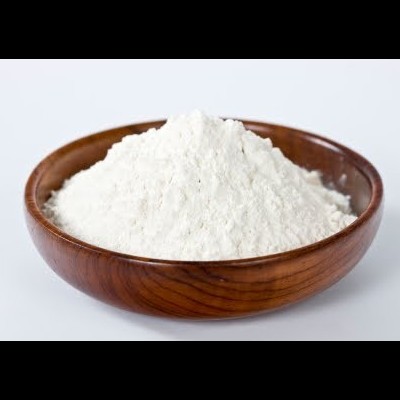 Tigela de madeira cheia de pó branco fino