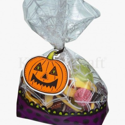 Saco de doces de Halloween com decoração de teias e etiqueta de abóbora