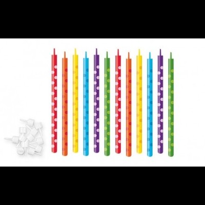 Velas coloridas com padrões de ponto branco e suportes de velas brancos.