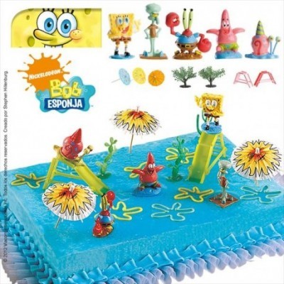 Bolo azul decorado com figuras do desenho animado Bob Esponja