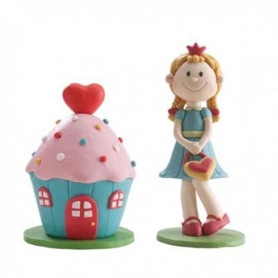 Figura decorativa de cupcake colorido e menina com vestido azul e coração nas mãos