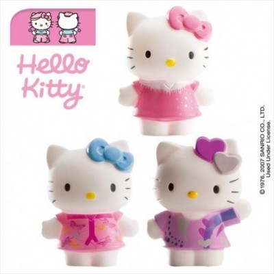 Três bonecos Hello Kitty em diferentes roupas coloridas e laços.