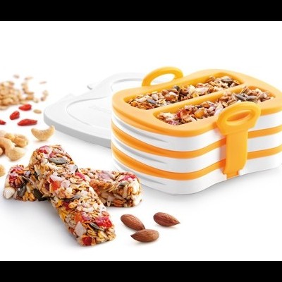 Caixa de plástico branca e amarela com barras de cereais e frutos secos ao redor