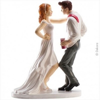 Estátua decorativa de casal a dançar com base oval branca