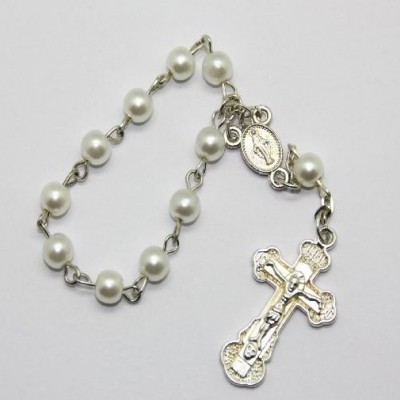 Terço de pulso com contas brancas e crucifixo prateado