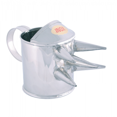 Regador metálico prateado com três bicos e etiqueta oval amarela com texto vermelho.