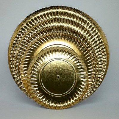 três pratos descartáveis dourados em diferentes tamanhos com padrão em relevo