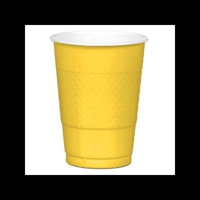 Copo amarelo de plástico com textura geométrica e interior branco