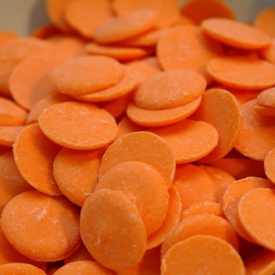 Peças redondas e laranjas com textura lisa empilhadas.