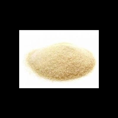 Monte de sal grosso branco-creme sobre fundo branco