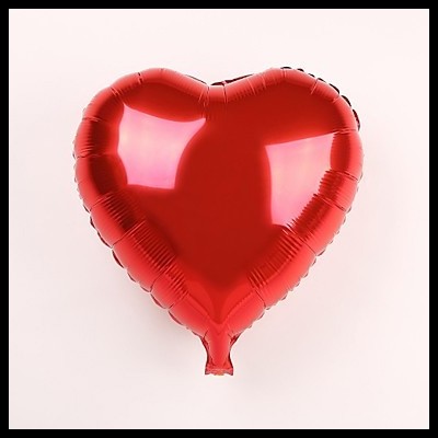 Balão vermelho em forma de coração com superfície metálica brilhante