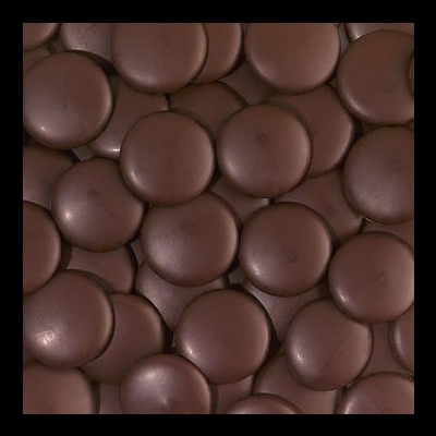 Pastilhas redondas de chocolate castanho escuro com superfície lisa, dispostas próximas umas das outras