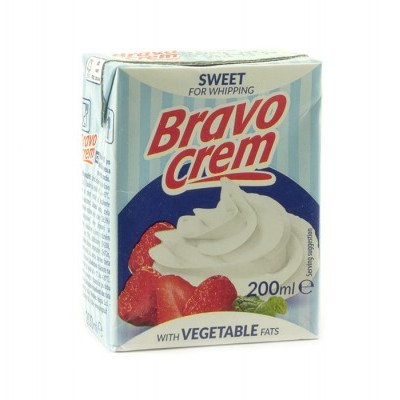 Embalagem de creme doce Bravo Crem 200 ml com morangos e creme batido