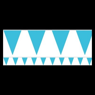 Bandeirolas triangulares azuis penduradas em linhas brancas