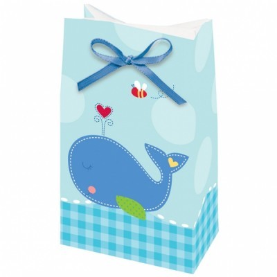 Saco de presente azul com desenho de baleia, abelha e coração, e laço azul