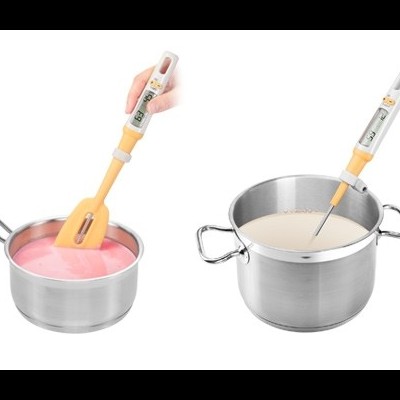 Dois tachos inox com espátulas eletrónicas inseridas e líquidos rosa e creme.