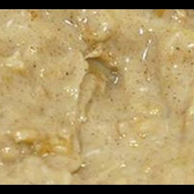 Massa creme bege com grãos escuros e textura espessa