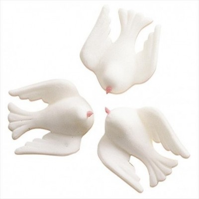 Três pombas brancas decorativas em cerâmica com bicos rosa