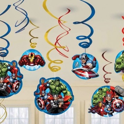 Decorações suspensas de festa com personagens da Marvel em sala clara