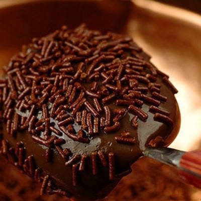 Colher com brigadeiro coberto de granulado de chocolate