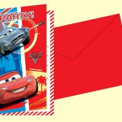 Cartão convite vermelho e azul com personagens Carros Disney e envelope vermelho
