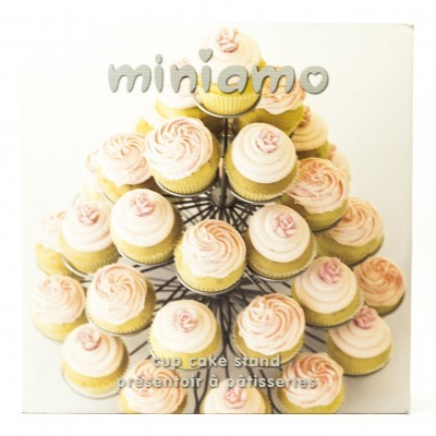 Suporte de cupcakes minimamo em caixa branca com cupcakes decorados