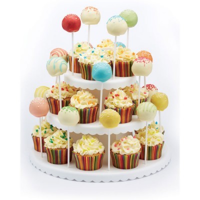 Suporte branco com cupcakes coloridos e cake pops coloridos em fundo branco