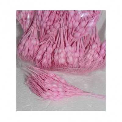 Ramos de flores artificiais cor-de-rosa embalados em plástico transparente