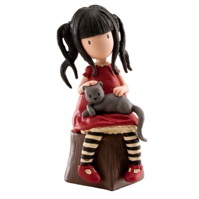 Estatueta de menina com vestido vermelho, meias às riscas e gato cinzento sentado num tronco