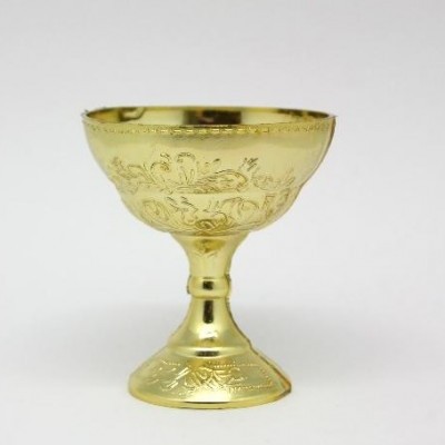 Taça dourada em metal com padrão floral gravado