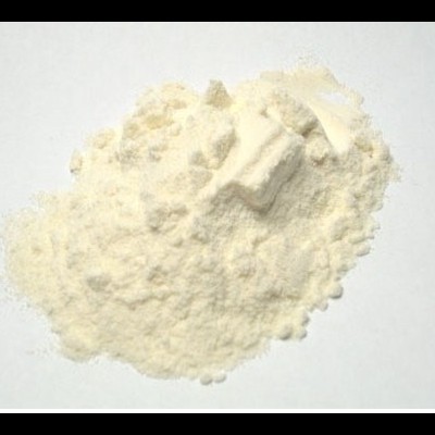 pó branco fino amontoado em superfície branca