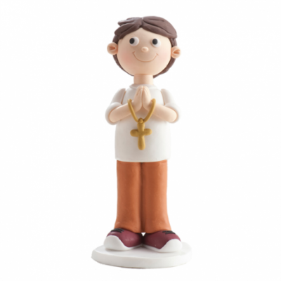 Figura decorativa de menino com rosário dourado e roupa colorida