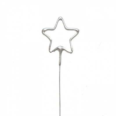 Clip metálico prateado em forma de estrela sobre fundo branco