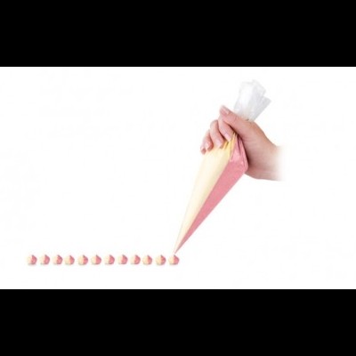 Mão usando saco pasteleiro para decorar em creme amarelo e rosa