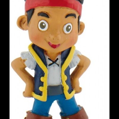 Figura de menino com cabelo preto, faixa vermelha, colete azul e amarelo, calças azuis e botas castanhas