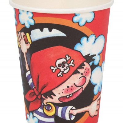 Copo de papel com desenho de pirata sorridente e fundo vermelho