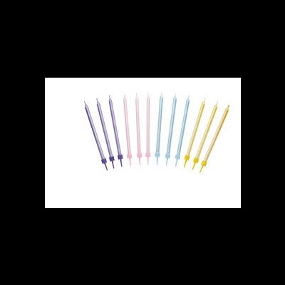 Velas finas coloridas com suporte plástico em linha sobre fundo branco