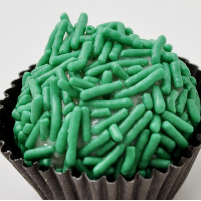 Doce brigadeiro verde em forminha preta