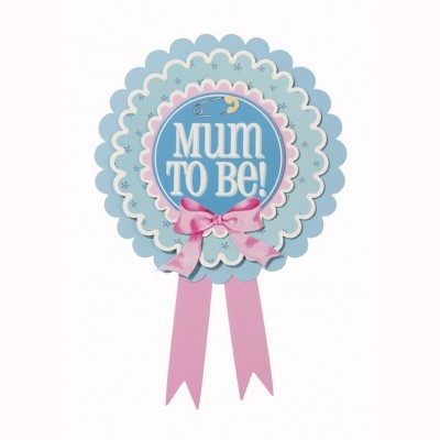 Emblema decorativo azul e rosa com texto 'MUM TO BE!' e laço cor-de-rosa
