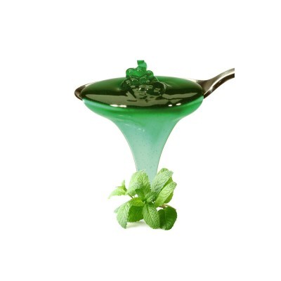 Colher com gel verde escorrendo sobre folhas de hortelã