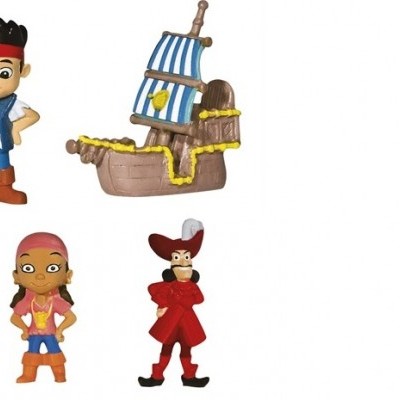 Cinco figuras de ação e um pequeno barco de brinquedo coloridos