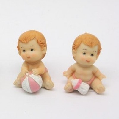 Duas figuras decorativas de bebés com bola e chupeta em fundo branco
