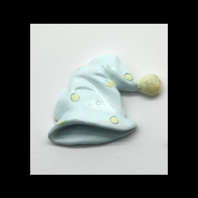 Chapéu azul claro com pontos amarelos e bola amarela na ponta