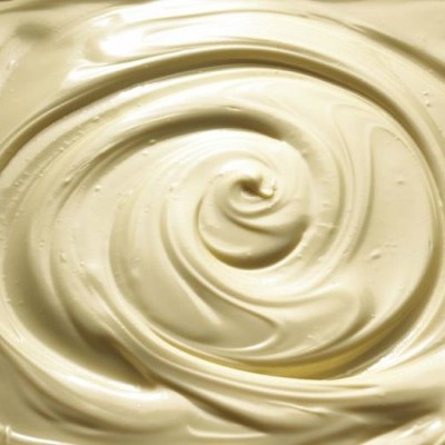 Creme beige claro com textura cremosa formando espiral