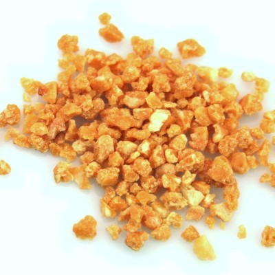 Pedaços secos de casca de laranja laranja sobre fundo branco